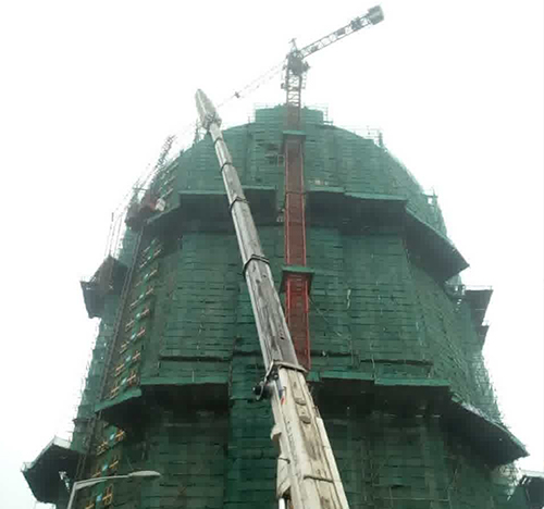 魏县吊车在工地上作业